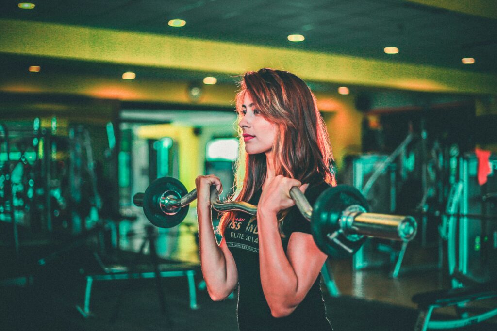 Woman doing bi-cep curls in a gym